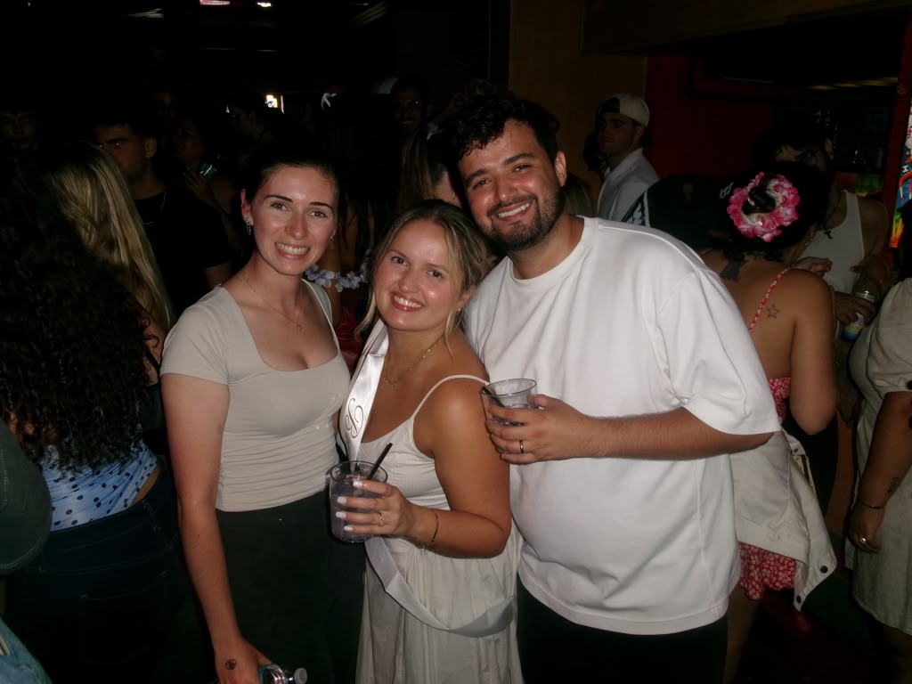 Layza with friends, drinks in hand