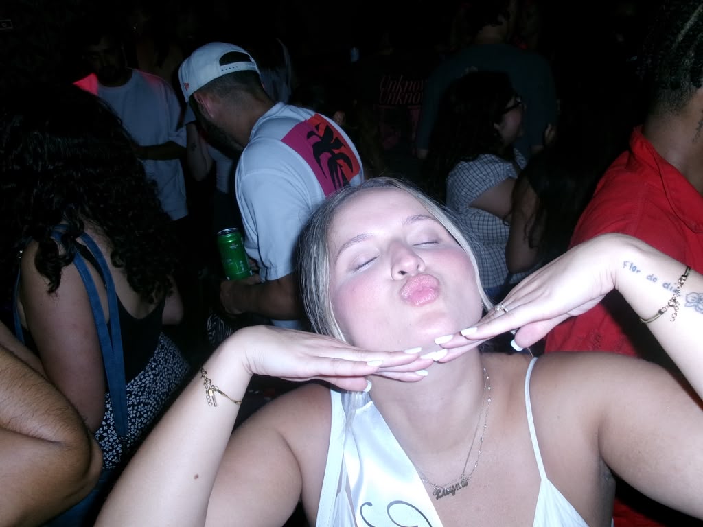 Layza blowing a kiss on the dance floor