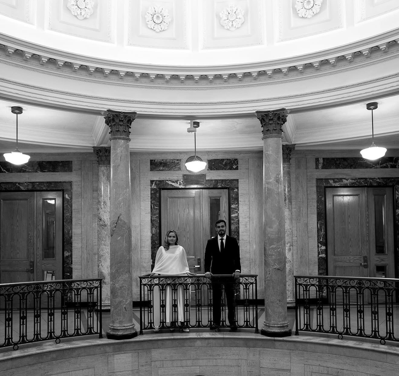 Black and white portrait of the couple beneath the rotunda dome